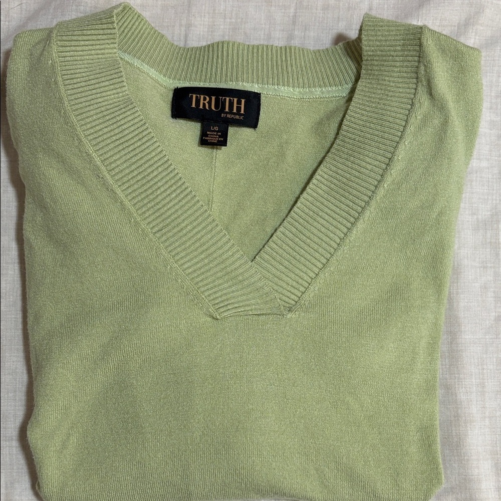 Truth Women’s Light Green V-Neck Sweater L